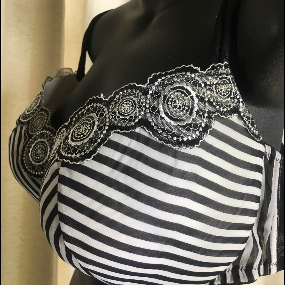 Cacique Bra Black/White Stripe. Size 44D.